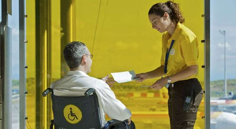 Una persona del servicio atiende a un usuario con movilidad reducida (Foto TA)